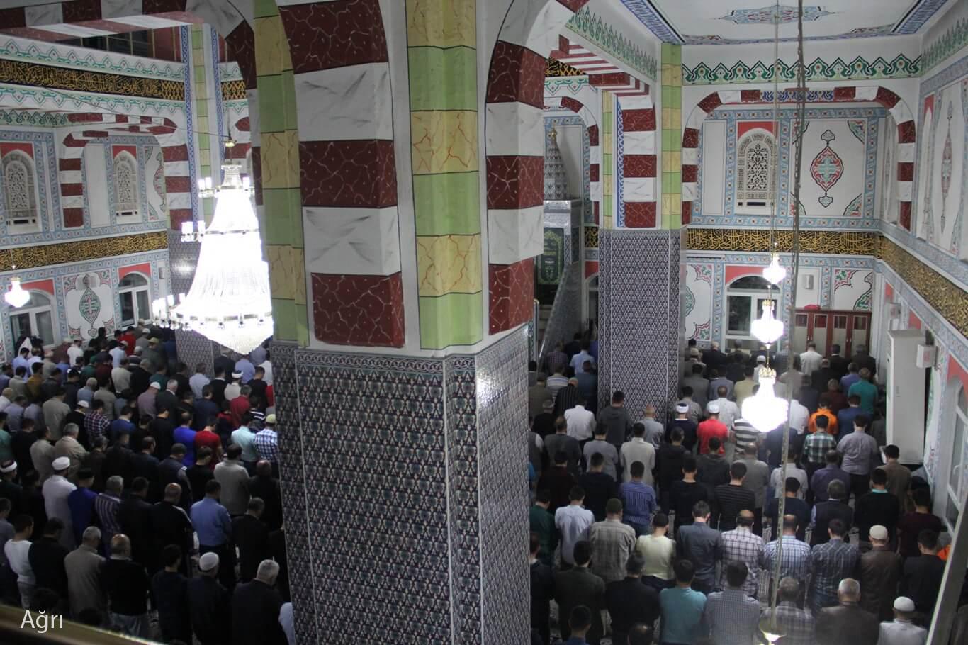 Müslümanlar ilk teravihte camilere akın etti Müslümanlar ilk teravihte camilere akın etti